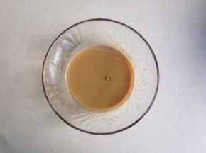 加入油，拌均匀，不见油星为止，比较浓稠的状态