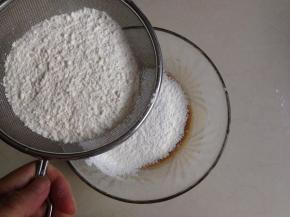 筛入已经提前过筛的面粉