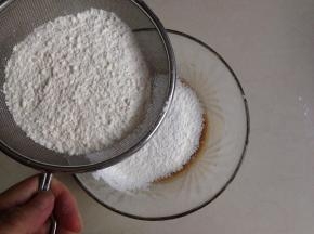 筛入已经提前过筛的面粉