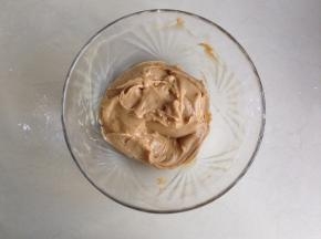 用刮刀十字形的切拌均匀，不可用力及打圈搅拌