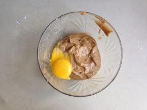 分两次加入蛋黄，每加入一次蛋黄，需搅拌均匀才可以再加蛋黄