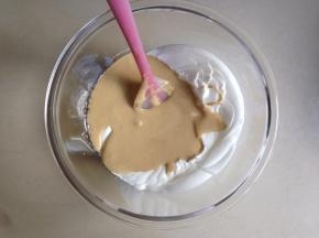 再倒回到蛋白里，用同样的手法拌均匀