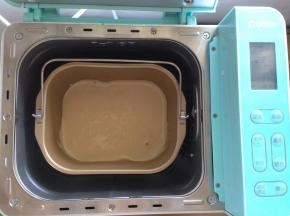 将面包桶放进面包机，选择“烘烤”40分钟