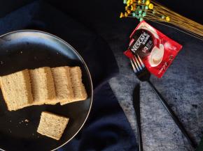 将面包桶倒扣在晾架上，待凉后才将蛋糕取出。