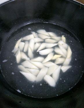 把山药去皮切滚刀，放入水中焯水两分钟，捞出备用，