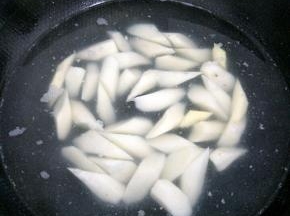 把山药去皮切滚刀，放入水中焯水两分钟，捞出备用，