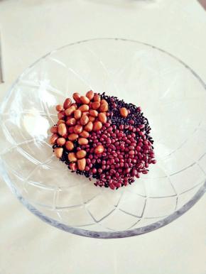 把黑米，红豆，花生洗净浸泡六个小时