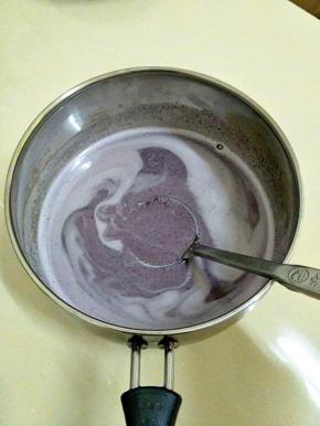 放入料理机中加入没过食材的清水打成细腻的糊，倒入锅中，