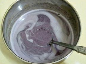 放入料理机中加入没过食材的清水打成细腻的糊，倒入锅中，