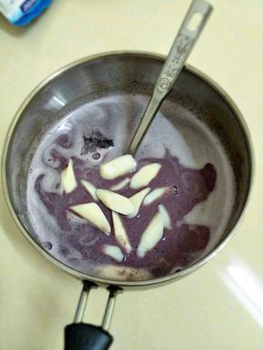 小火煮沸后，加入山药关火。