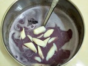 小火煮沸后，加入山药关火。