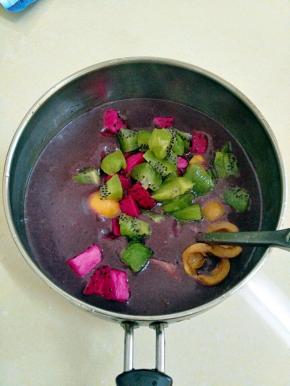 再加入各种水果丁即可