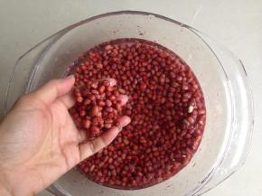 洗干净的红豆浸泡一夜