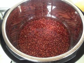 将浸泡好的红豆放入高压锅内，加高出大概1CM的水