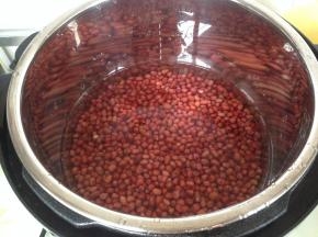 将浸泡好的红豆放入高压锅内，加高出大概1CM的水