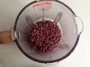 将红豆放入破壁机内