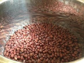 选择压力锅的煮豆键，煮好的红豆几乎看不到水就是刚好了