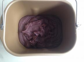 将打好的豆蓉放入面包桶内