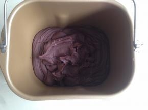 将打好的豆蓉放入面包桶内