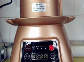 选择搅拌功能，将红豆打成蓉即可
