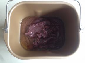 加入玉米油，将面包桶放入到东菱面包机内