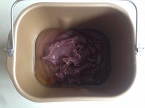 加入玉米油，将面包桶放入到东菱面包机内