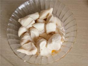 发酵好的中种面团撕成小块，加入主面团（辅料）除黄油外的材料混合揉成光滑面团