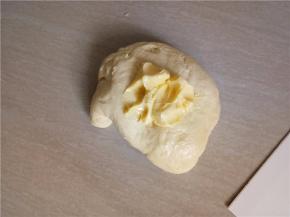 揉至面团略有筋度时加黄油。