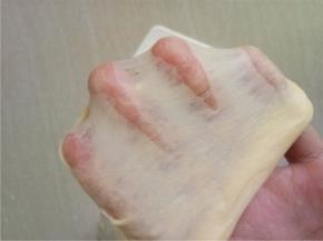 继续摔打至出透明手套膜。