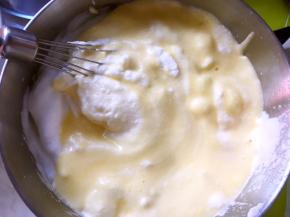 将翻拌好的面糊倒入蛋白中，继续用蛋抽翻拌均匀，最后再用刮刀将底下的面糊翻拌均匀