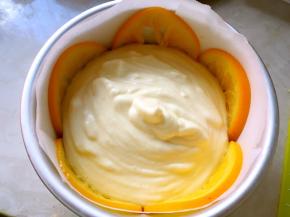 将翻拌好的面糊抬高20厘米倒入模具，之后再轻轻磕几下，震出气泡