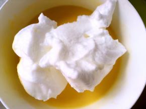 烤箱预热160度，取三分
之一的蛋白加入到蛋黄糊中，用蛋抽翻拌均匀