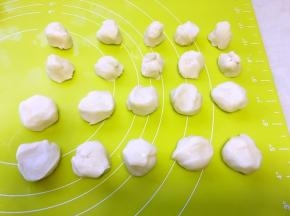 将两种面团分别分成10等份