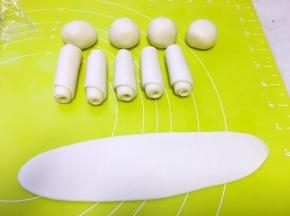 用擀面杖轻轻的将面团擀成长条，之后卷起来，盖保鲜膜松弛15分钟