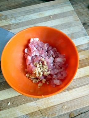 猪肉姜放入碗中