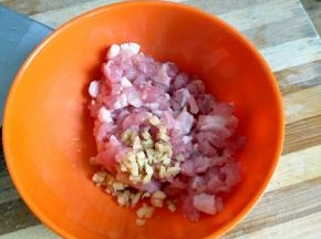 猪肉姜放入碗中