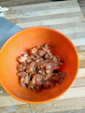 加入盐，酱油，淀粉抓匀，腌制十分钟。