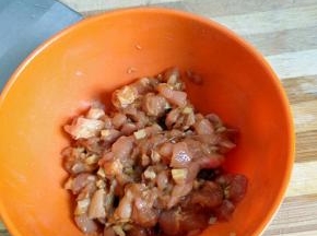 加入盐，酱油，淀粉抓匀，腌制十分钟。