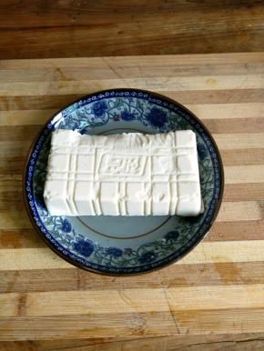 把内酯豆腐放入盘中