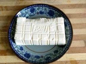 把内酯豆腐放入盘中