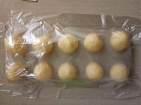 醒发结束，将面团分成10个小面团滚圆，盖上保鲜膜松弛15分钟