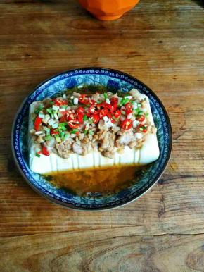 取出来放上小米椒，香葱。