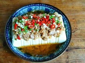 取出来放上小米椒，香葱。