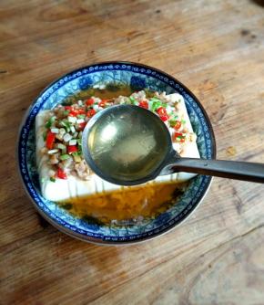 再把热油淋上即可