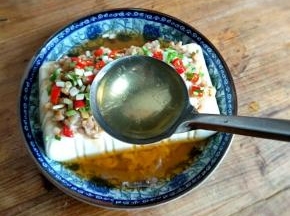 再把热油淋上即可