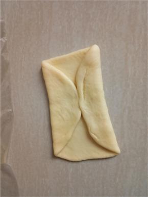 左右向中间对折。