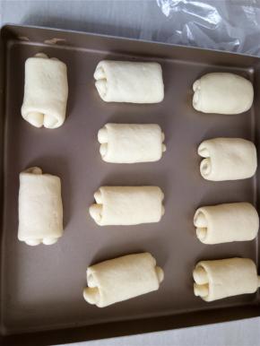 依次整形好所有的面团，翻面摆放入烤盘中。