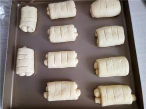 用刀片在面胚上划三口，放入烤箱上层，底部放一碗热水，室温发酵60分钟。