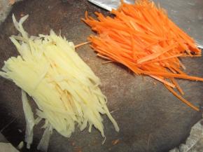 将胡萝卜、土豆切成细丝。