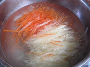 滚水下锅焯1分钟。